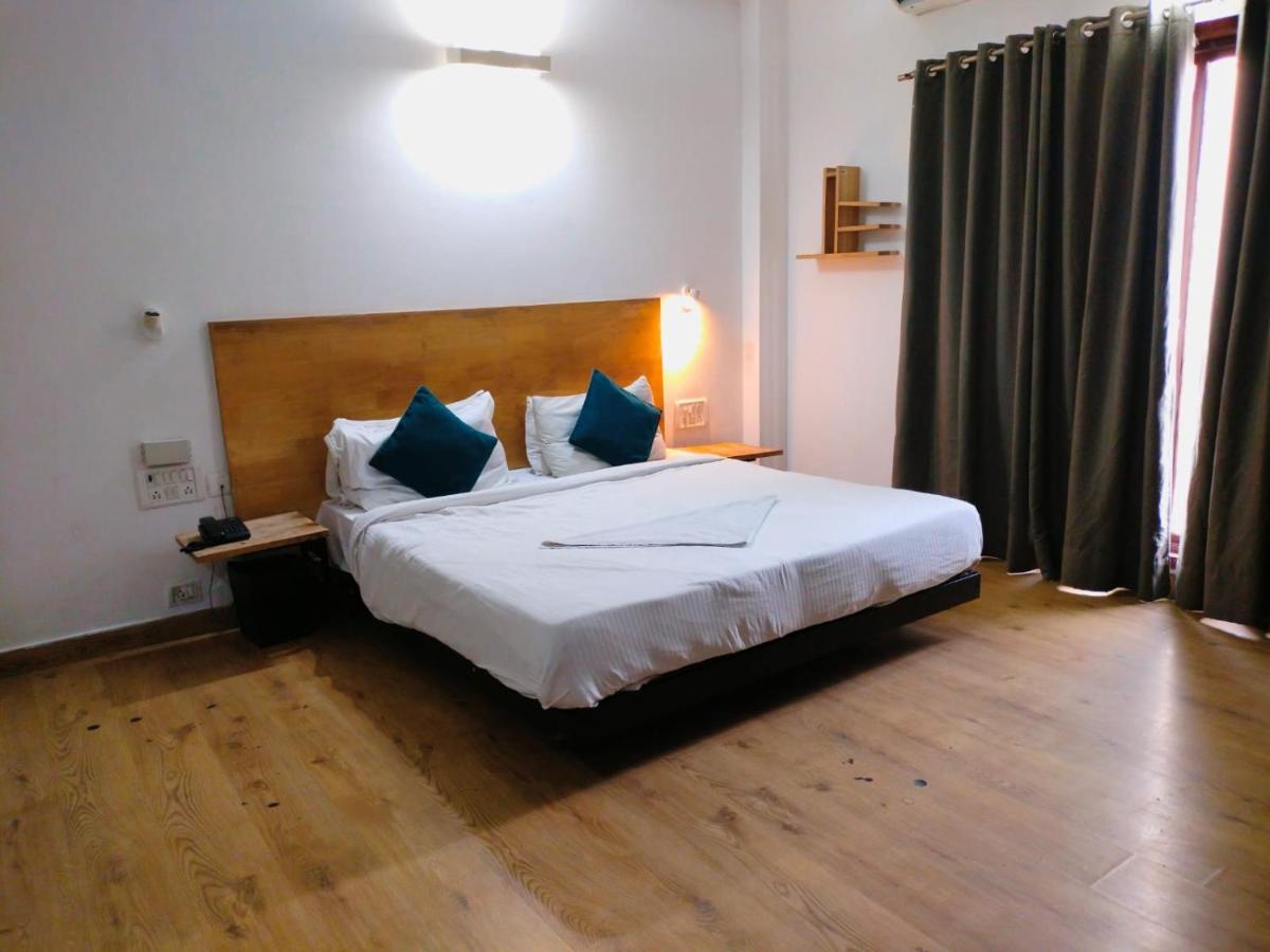 Divine Inn Couple Friendly Hotel Near Sector 51 Metro Station Нойда Экстерьер фото