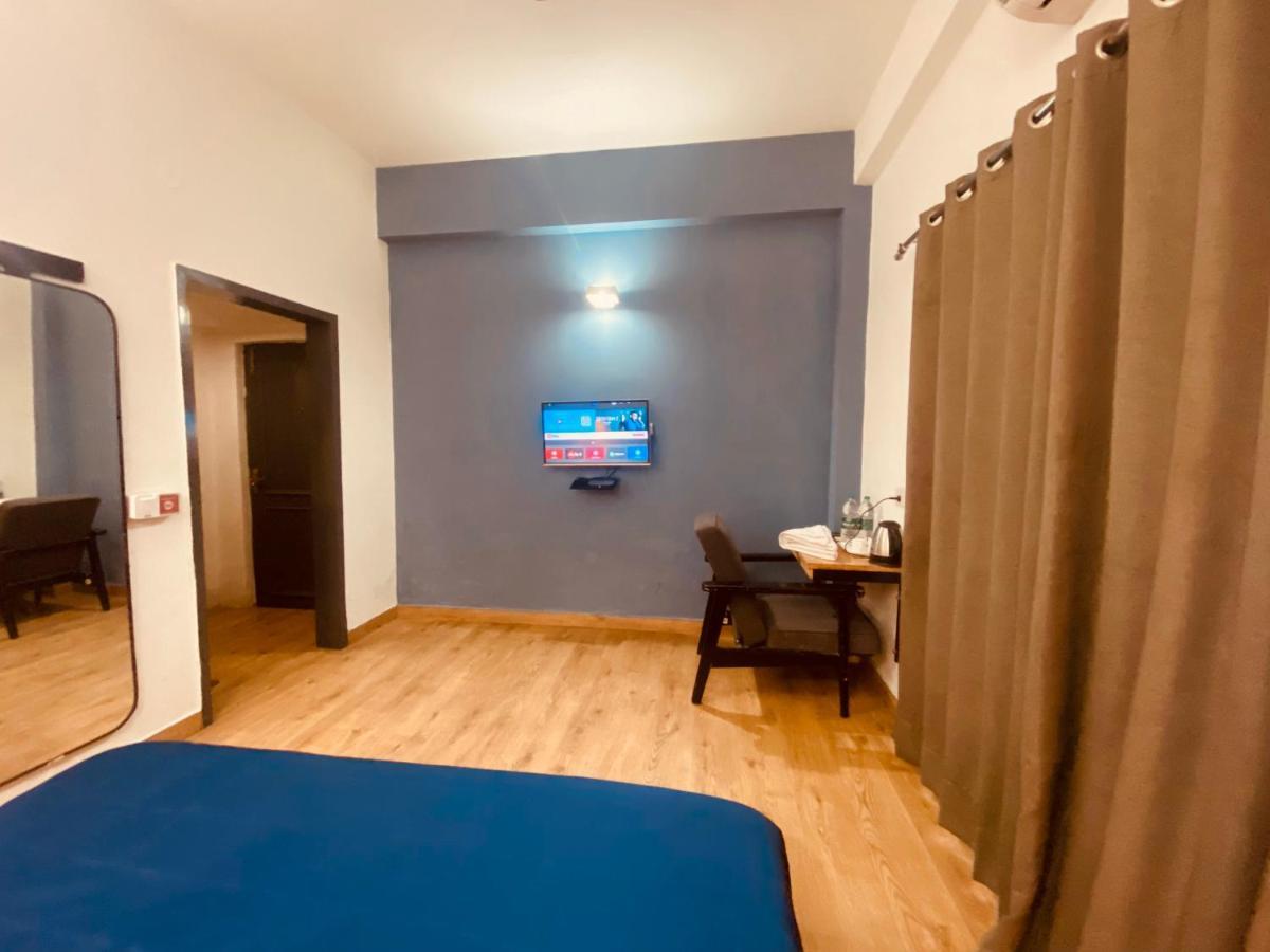 Divine Inn Couple Friendly Hotel Near Sector 51 Metro Station Нойда Экстерьер фото