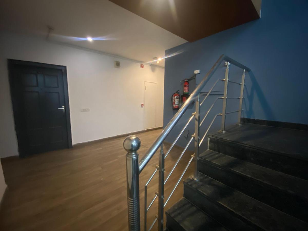 Divine Inn Couple Friendly Hotel Near Sector 51 Metro Station Нойда Экстерьер фото