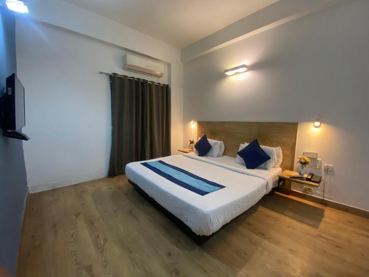 Divine Inn Couple Friendly Hotel Near Sector 51 Metro Station Нойда Экстерьер фото