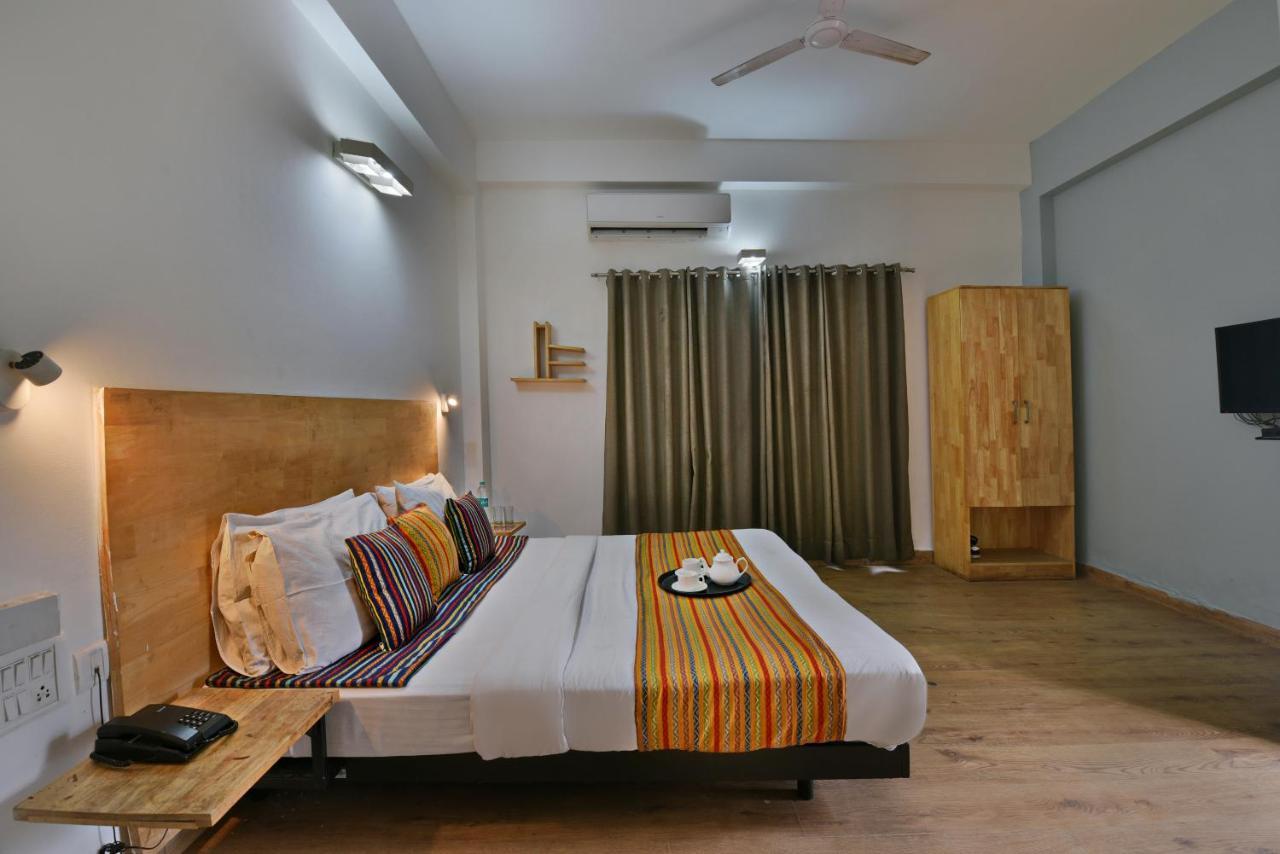 Divine Inn Couple Friendly Hotel Near Sector 51 Metro Station Нойда Экстерьер фото
