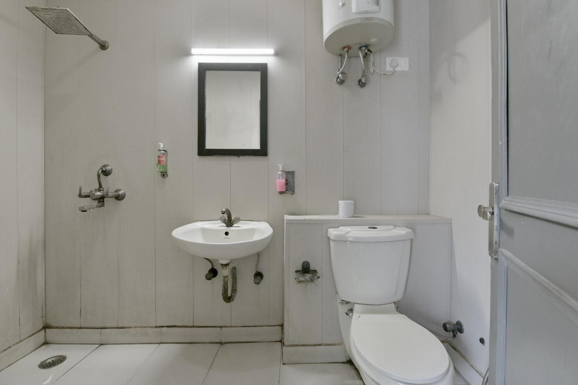 Divine Inn Couple Friendly Hotel Near Sector 51 Metro Station Нойда Экстерьер фото