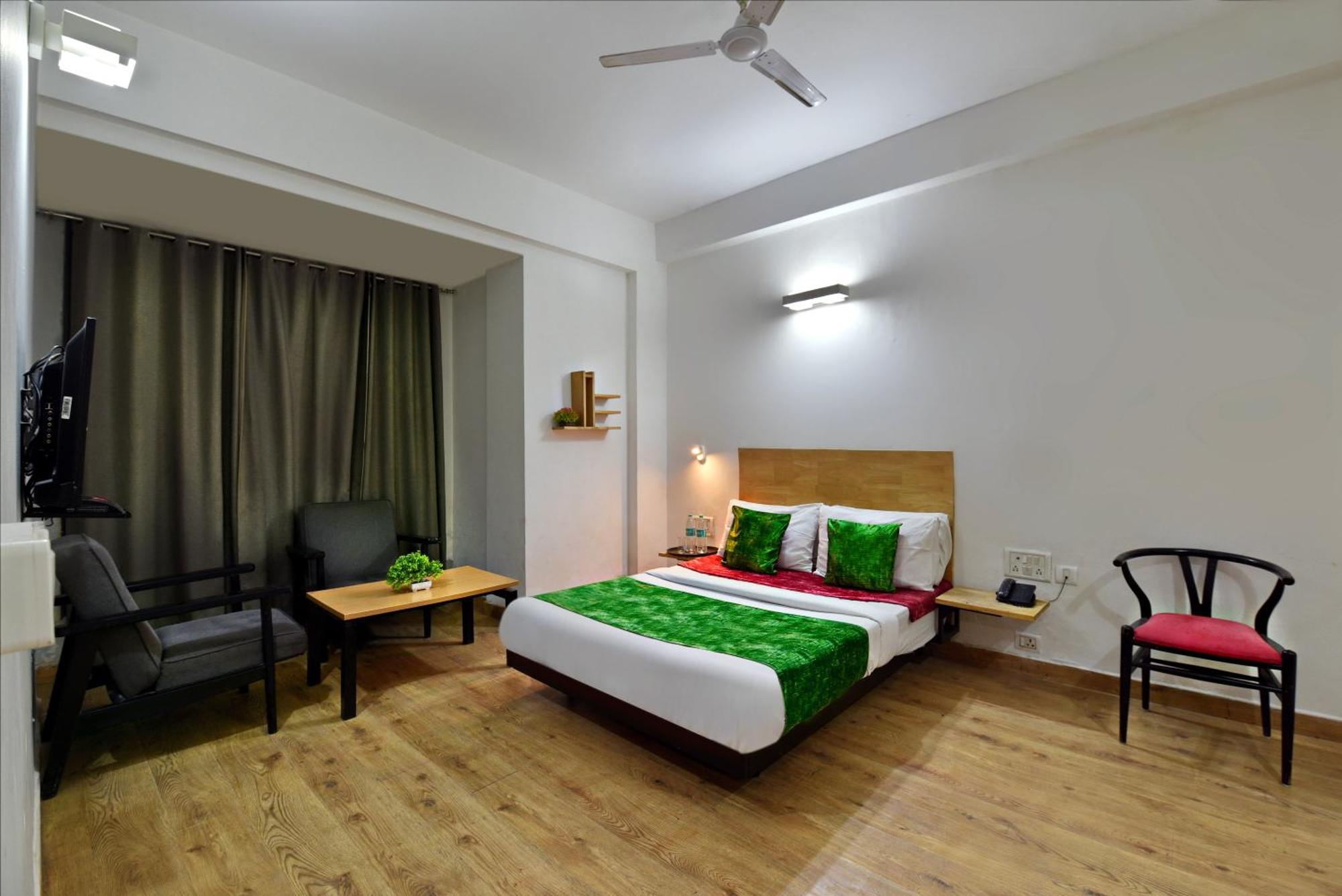 Divine Inn Couple Friendly Hotel Near Sector 51 Metro Station Нойда Экстерьер фото